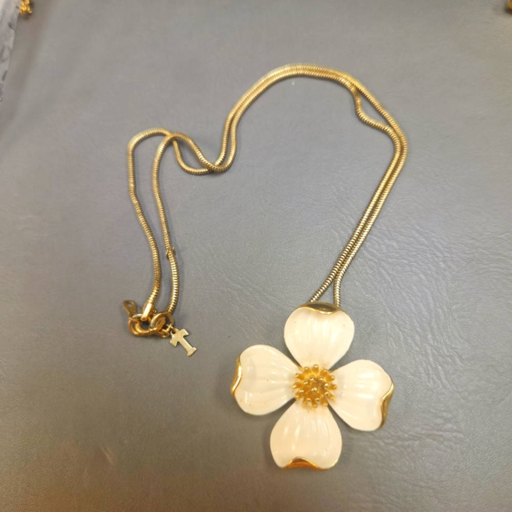 TRIFARI 🌸🌸🌸 Dogwod Necklace